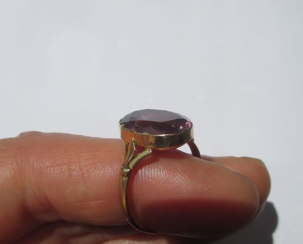 19e-eeuwse ring met paarse steen op roségouden pailletten