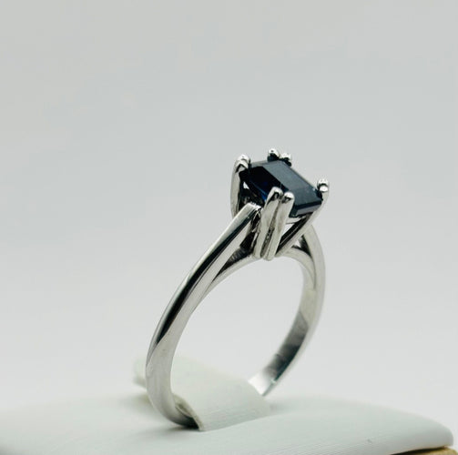 Bague Bague en or avec un saphir central 58 Facettes 50023