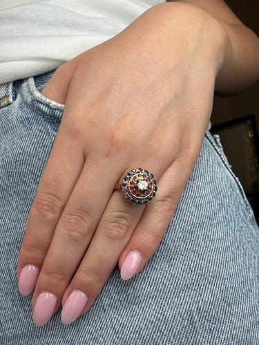 Bague 52 Bague - Or jaune rubis, saphirs et diamants 58 Facettes 1073