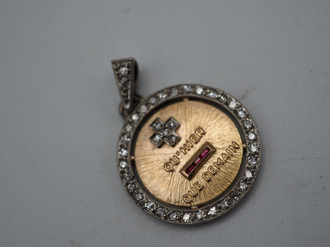 Pendentif Médaille Augis or diamants 58 Facettes