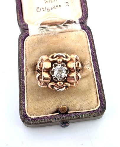 Keltakultainen sormus, jossa on timantti 