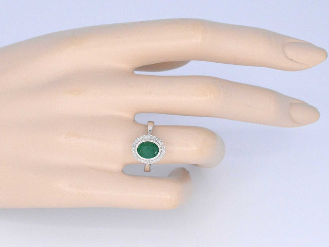 Bague 54 Bague entourage en or blanc avec diamants et émeraude 58 Facettes 2061