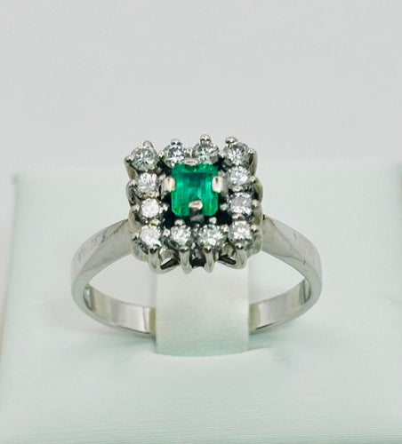 Ring i guld med smaragd och diamant-halo 