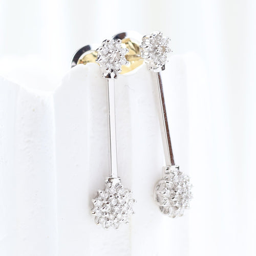Boucles d'oreilles Longues boucles d'oreilles en or blanc 18 carats ornées de rosettes de diamants 58 Facettes VV1-F