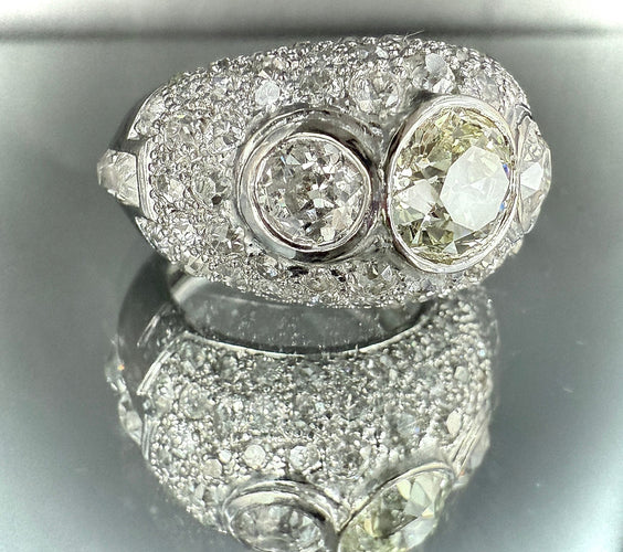 Ring versierd met 8,10 karaat aan diamanten (midden 2,50 karaat)