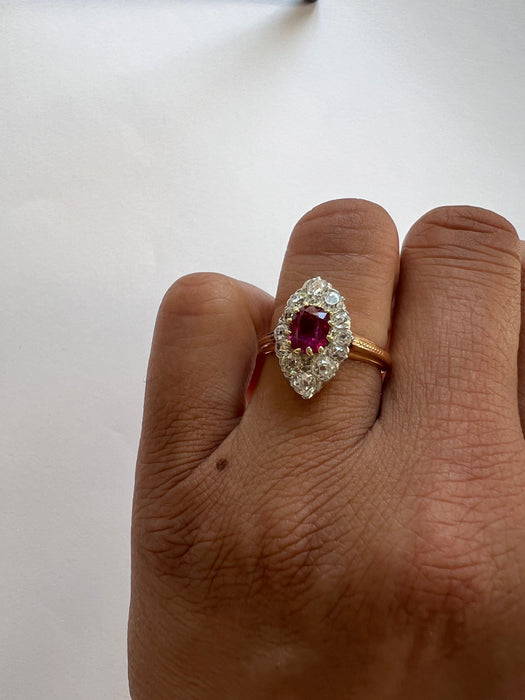 Anillo de diamantes con rubí birmano marquesa