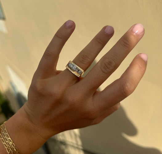 Prsten tank od žutog zlata sa dijamantima 