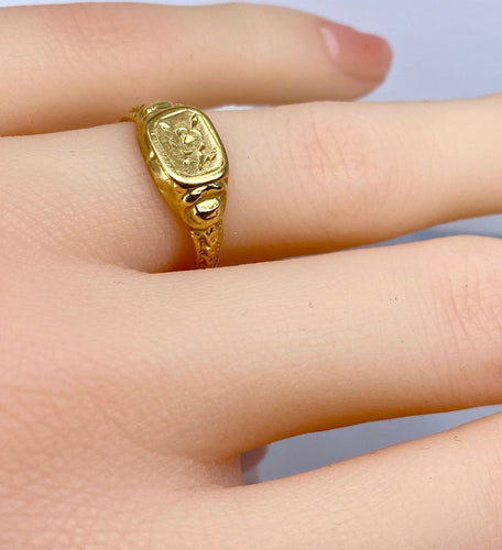 Sinetti 18 karaatin keltaista kultaa noin vuodelta 1900 