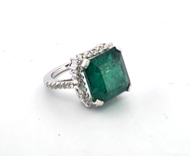 Bague 48 Bague en or blanc avec émeraude et diamants 58 Facettes