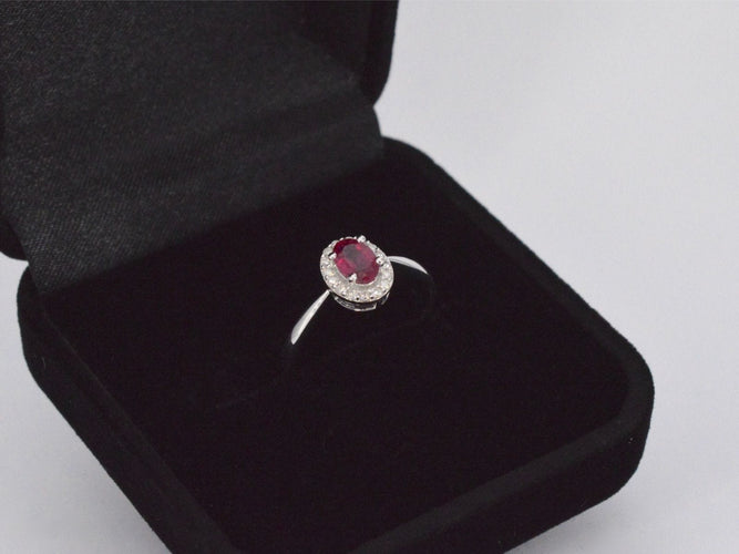 Bague 54 Bague entourage en or blanc avec diamants et rubis 58 Facettes 2011