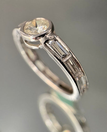 Bague 56.5 Bague or blanc sertie d'un diamant central de 1 carat et 2 carats de diamants baguette 58 Facettes