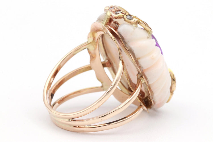 Bague 57 Bague Années 70 en or jaune, corail blanc, diamants et améthyste 58 Facettes 19139