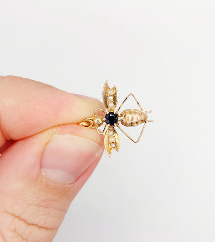 Colgante de abeja victoriana en oro rosa de 18k con zafiro y perlas 