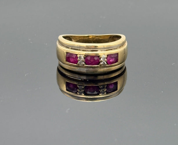 Bague 55 Bague style jarretière en or jaune sertie de rubis et diamant 58 Facettes