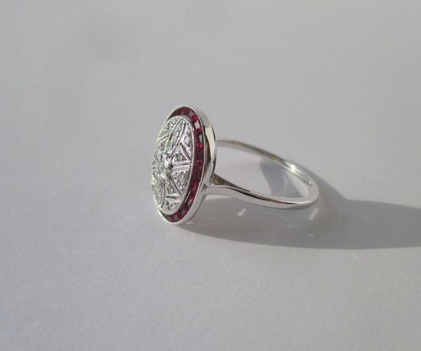Bague 57 Bague Art Déco Diamants Rubis calibrés Or blanc 58 Facettes