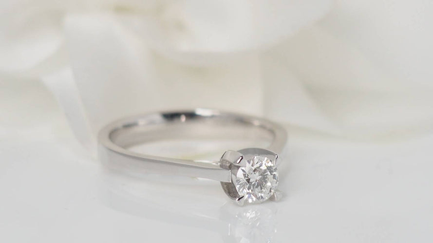 Bague 55 solitaire en or blanc et diamant 0,41 ct Certifié 58 Facettes 31816