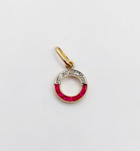 Pendentif Petit pendentif cible Art Déco or jaune, rubis calibrés synthétiques et diamants (circa 1920) 58 Facettes A05194