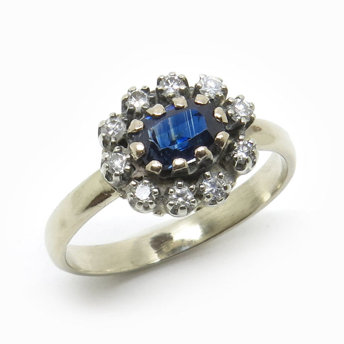 Daisy ring adorned with a Sapphire