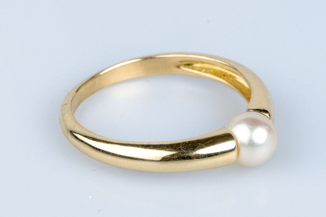 Ring aus Gelbgold, verziert mit einer Süßwasserperle