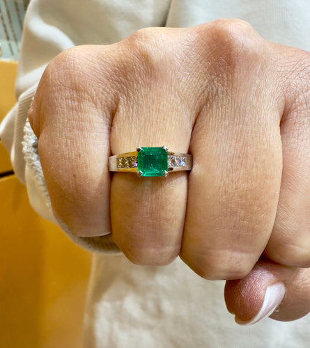 Bague 53 Solitaire en or blanc émeraude et diamants 58 Facettes