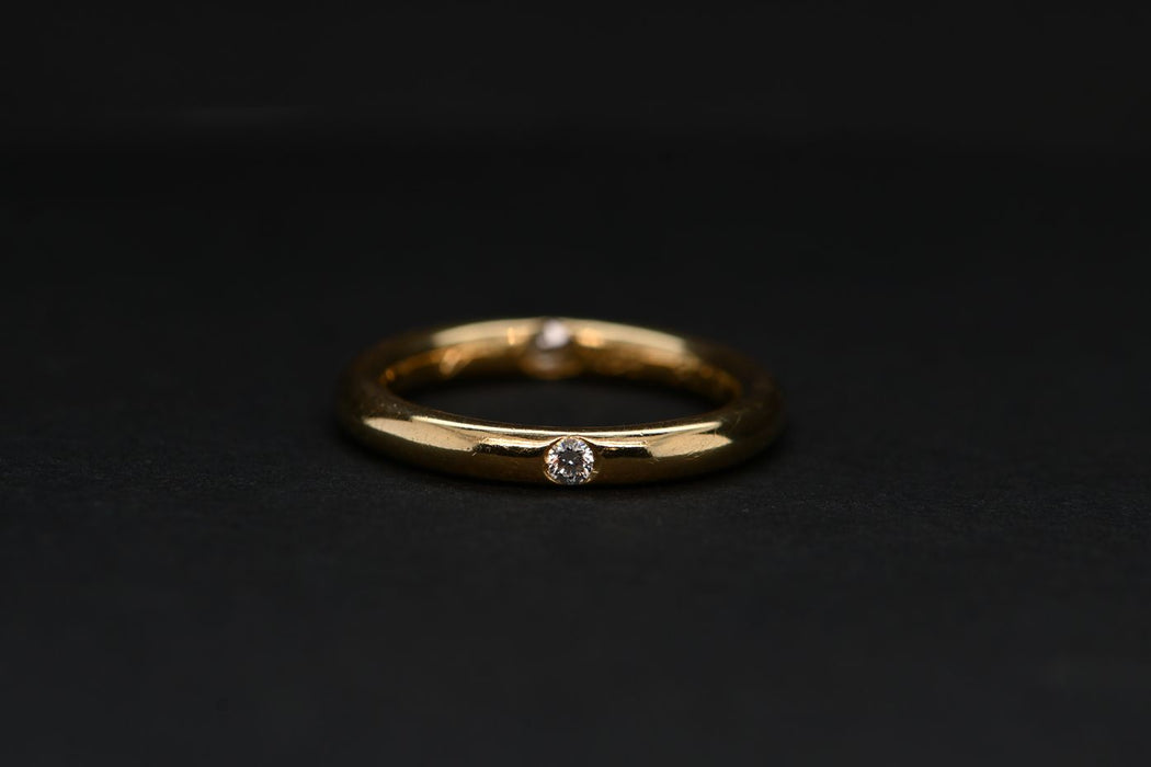 Round solitaire in gold set with a brilliant-cut diamond