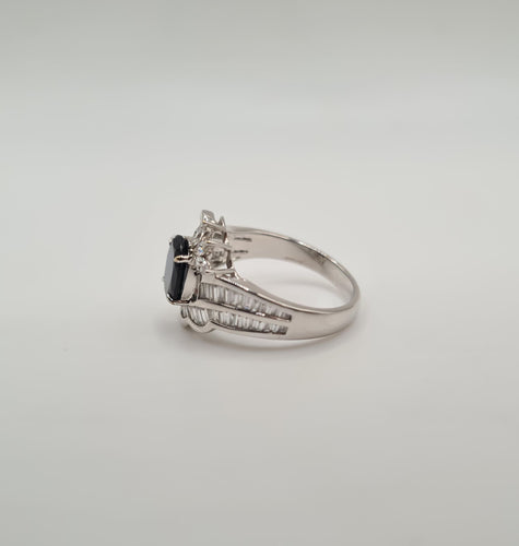 Bague 55 Bague or blanc, diamants, saphirs 58 Facettes