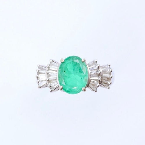 Bague 54 Bague en or blanc, émeraude et diamants 58 Facettes