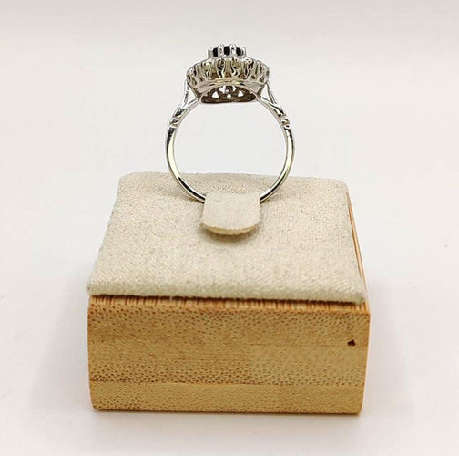 Bague 54 Bague Marguerite en or blanc ornée d'un saphir et de diamants 58 Facettes