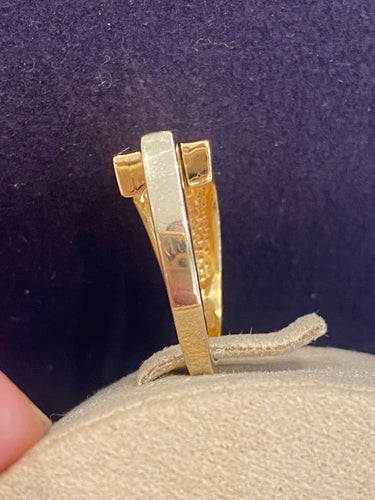 Bague 53 Bague moderniste en or jaune, or gris et diamants 58 Facettes