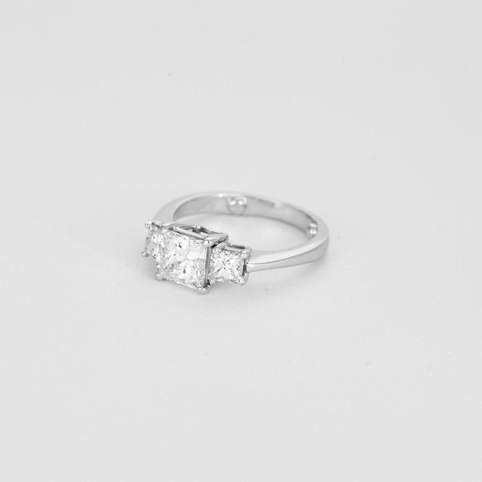 Bague 53 Solitaire trilogie or blanc, diamant princesse 1,50 carat. 58 Facettes