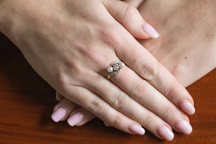 Bague 57 A charming yellow gold ring with diamonds and pearls 58 Facettes 11575