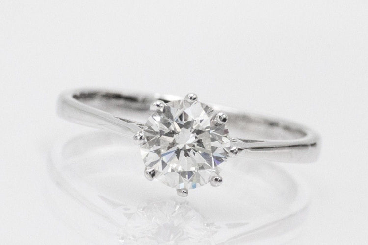 Bague 60 Bague solitaire majestueuse et contemporaine en or blanc avec un diamant de 1,28 ct H/SI2 58 Facettes 11265