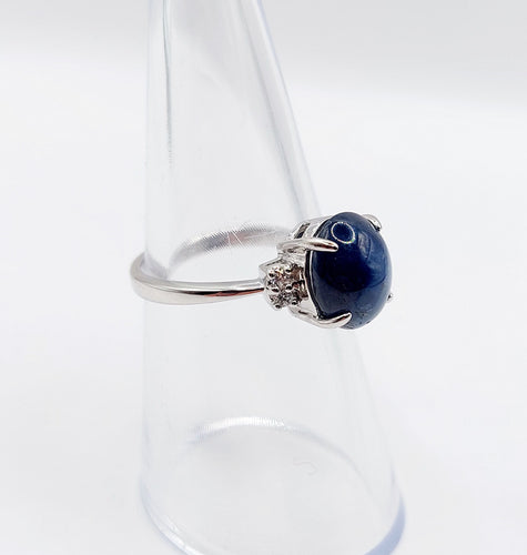 Bague 52 Bague vintage or blanc, cabochon de saphir naturel 3,65 carats, diamants 58 Facettes A05889