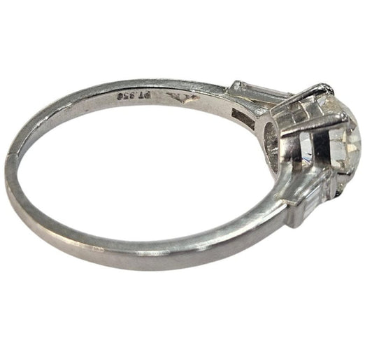 Bague 51 Bague ancienne en platine, vers 1920, sertie d'un diamant taille ancienne de 1,25 carat et de deux diamants baguette. 58 Facettes E42