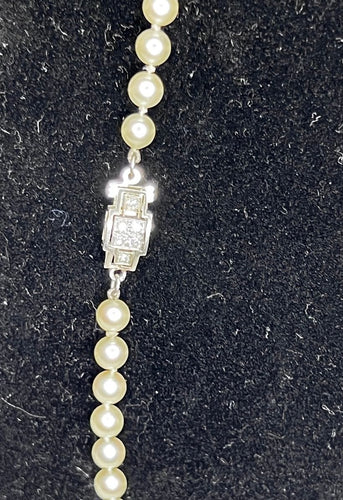 Collier Collier Art Déco perles de culture en chute, fermoir or blanc et diamants 55 cm 58 Facettes