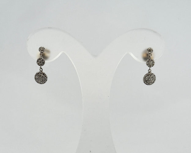 Boucles d'oreilles Boucles d’oreilles pendantes en or blanc et diamants 58 Facettes
