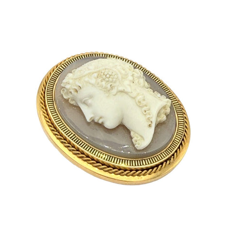 Broche Importante broche camée avec profil de jeune femme monté sur or jaune 18K 58 Facettes
