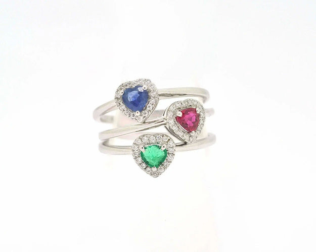 Bague en or blanc avec saphir taille cœur de 0,32 ct et diamants