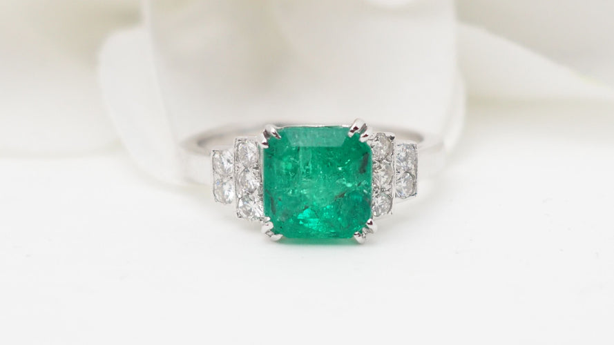 Bague 50 Bague en or blanc, émeraude de Colombie et diamants 58 Facettes 32633