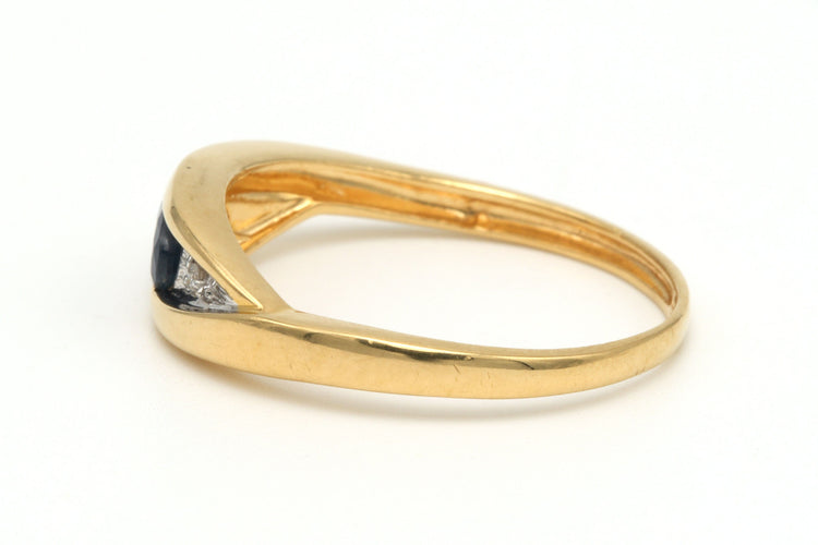 Bague 52 Bague contemporaine en or jaune 18 carats sertie d'un saphir et diamants 58 Facettes A073