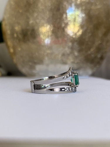 Bague 58.5 Bague en or blanc 18K sertie d’une émeraude et diamants 58 Facettes