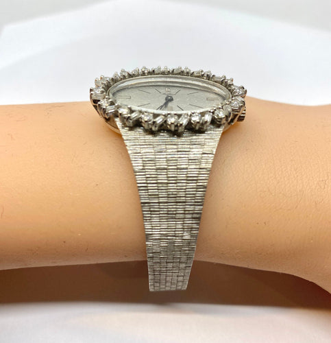 Montre Montre de dame en or blanc 18 carats en diamants ronds et baguettes. Signée PAILLARD PARIS 58 Facettes AB208