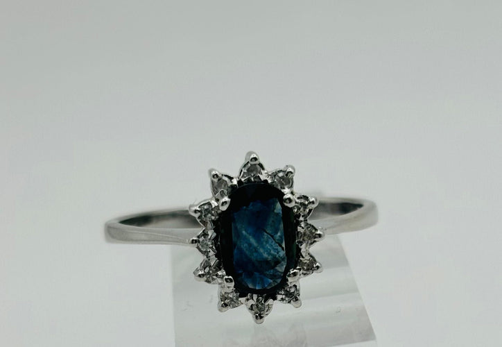 Bague 62 Bague en or blanc, saphir central et diamants 58 Facettes 50212