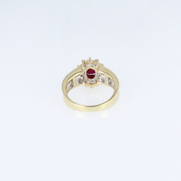 Bague 50 Bague en or jaune, sertie d'un rubis taille ovale entouré de diamants 58 Facettes 001.41417