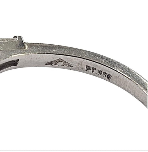 Bague 51 Bague ancienne en platine, vers 1920, sertie d'un diamant taille ancienne de 1,25 carat et de deux diamants baguette. 58 Facettes E42