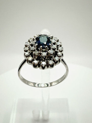 Bague 58 Bague en or blanc sertie d'un saphir bleu foncé et d'un halo de diamants. 58 Facettes 50354