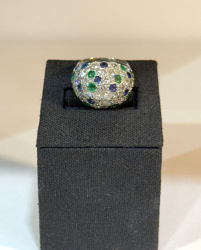Bague 50 Bague dôme pavée de diamants , saphirs et émeraudes 58 Facettes