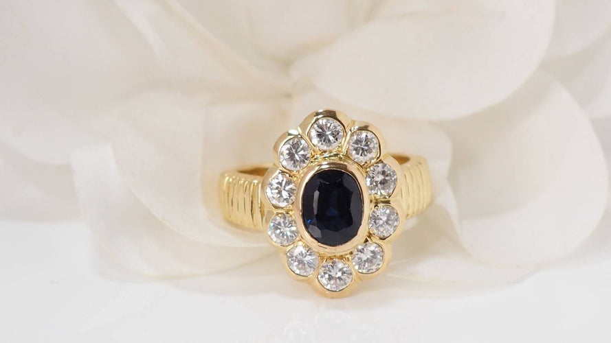 Anel oval de safira e diamante