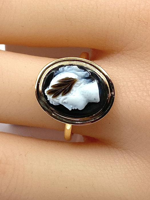 Bague 54 Bague or jaune ornée d’un camée en onyx, vers 1880 58 Facettes AB446