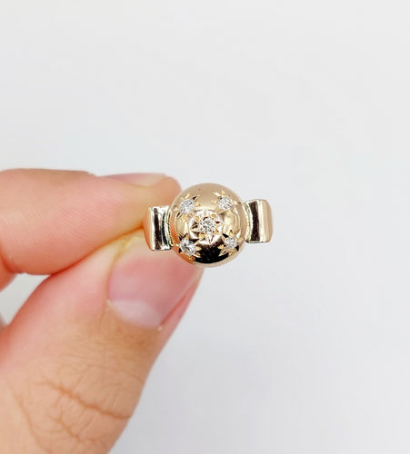 Kulet kuppelring i roségull, stjerneinnfattet diamant (ca. 1950) 